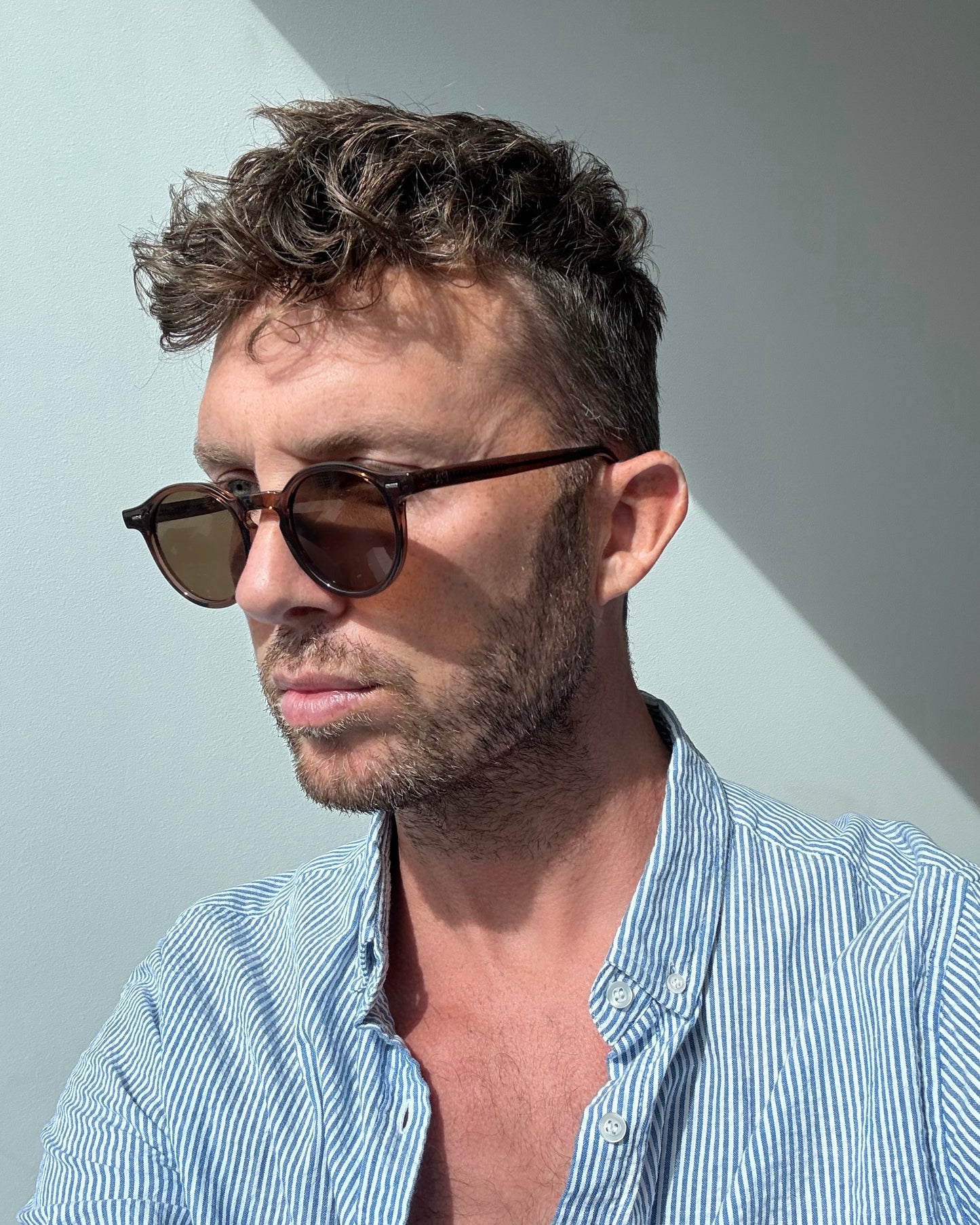 MODEL WEARING CHESTNUT SUNGLASSES