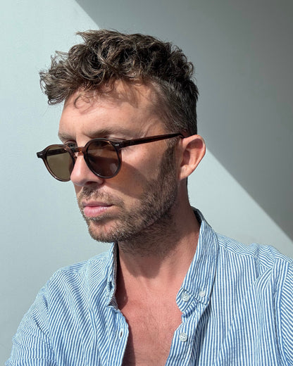 MODEL WEARING CHESTNUT SUNGLASSES